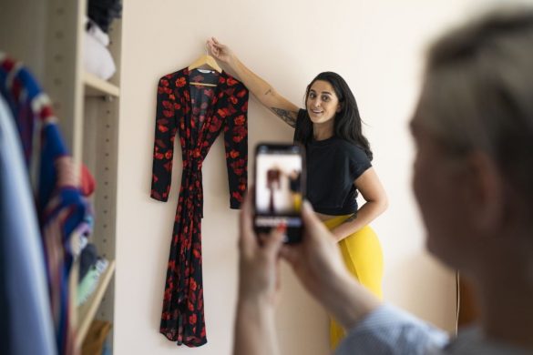 Ragazze che scattano fotografie ai vestiti che vogliono vendere online