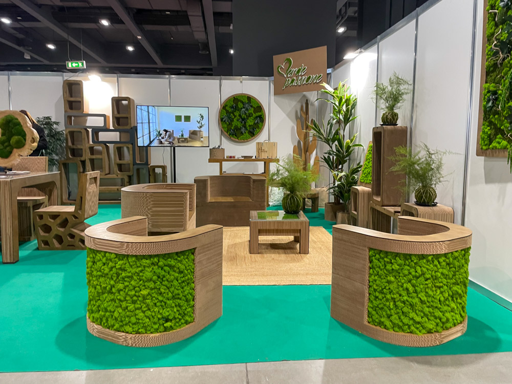 Mobili di cartone Sekkei con installazioni di piante Verde Passione