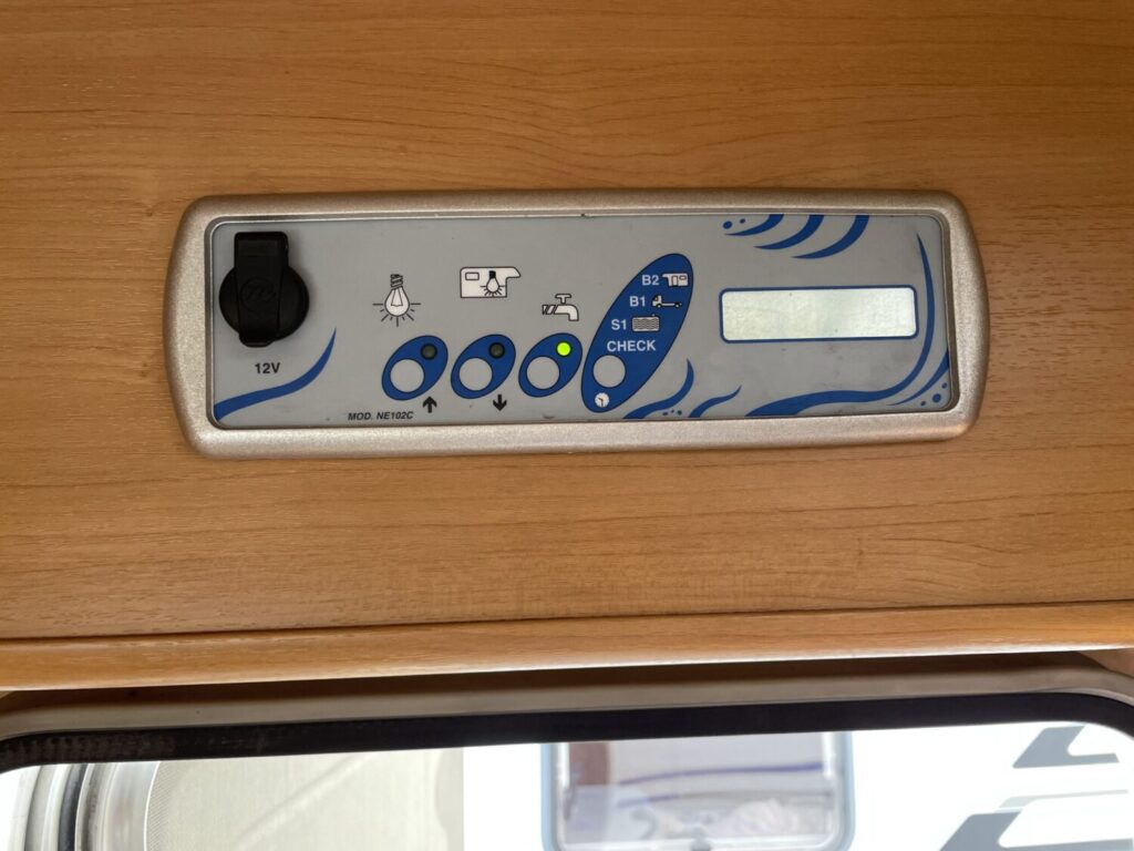 Pulsante di accensione della pompa dell'acqua nel mio camper semintegrale