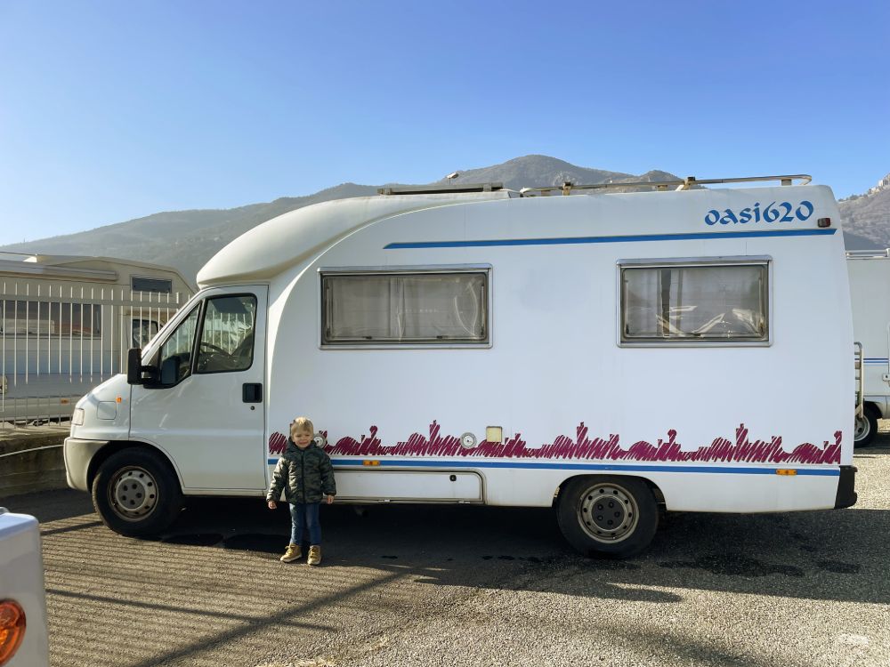 Ben Bertoni davanti a un camper Wingamm Oasi 620