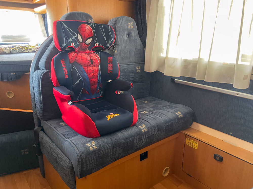 Seggiolino Tataway del gruppo 2/3 nella dinette del camper