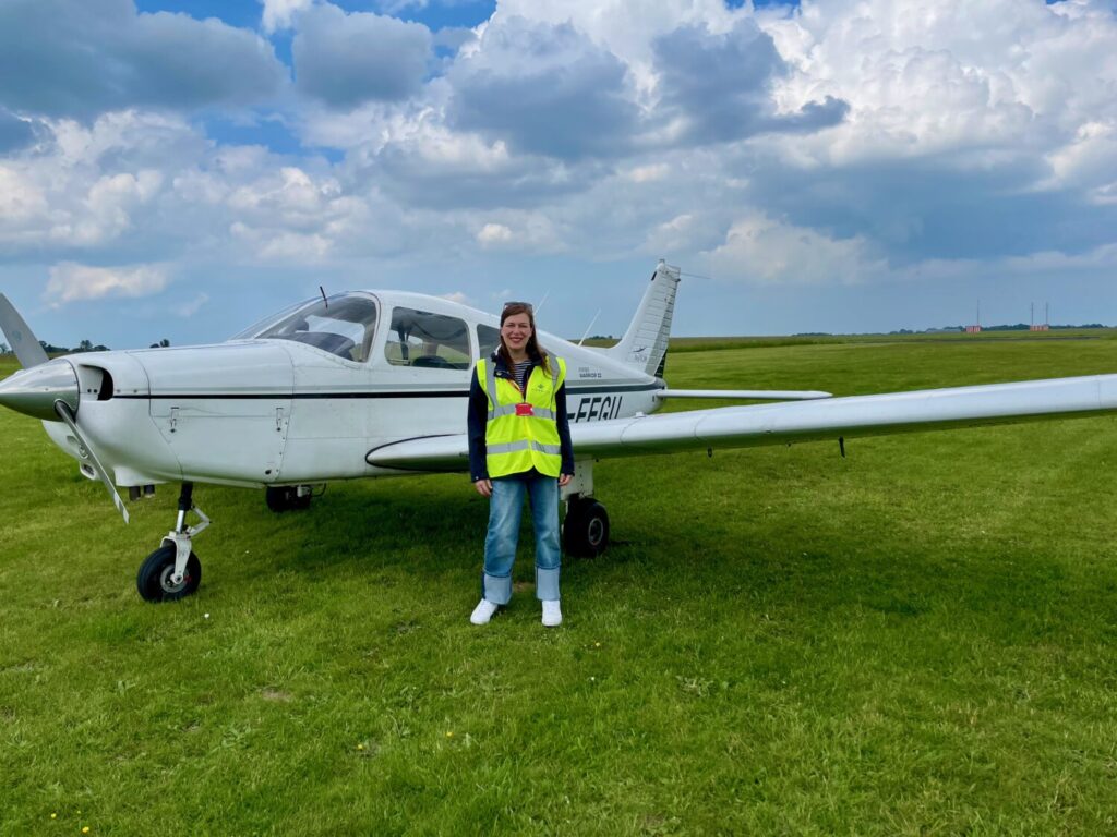 Paola Bertoni con aereo Piper all'aeroporto di Norwich, UK